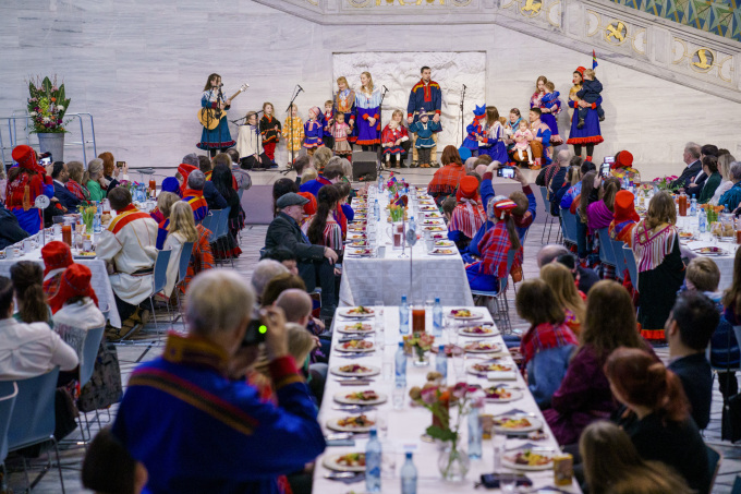 Barn fra den samiske barnehagen i Oslo opptrådte med sang. Foto: Stian Lysberg Solum / NTB